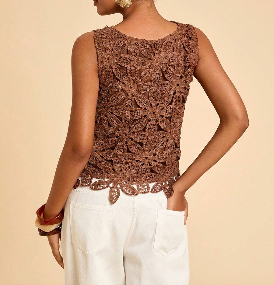 Blusa feminina cor castanho bordada sem mangas com detalhes florais e acabamento delicado