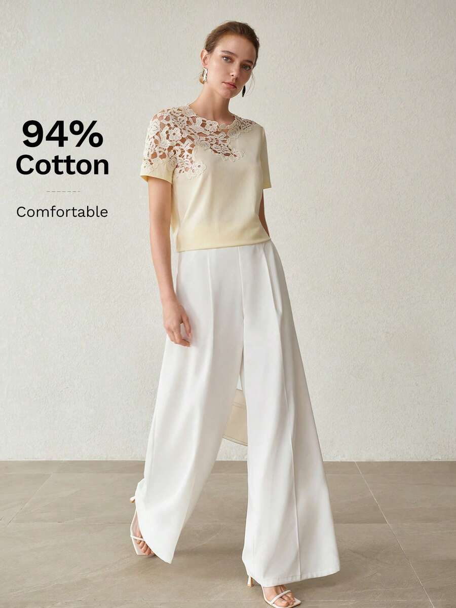 Blusa feminina de manga curta com gola redonda e delicada aplicação de renda floral vazada