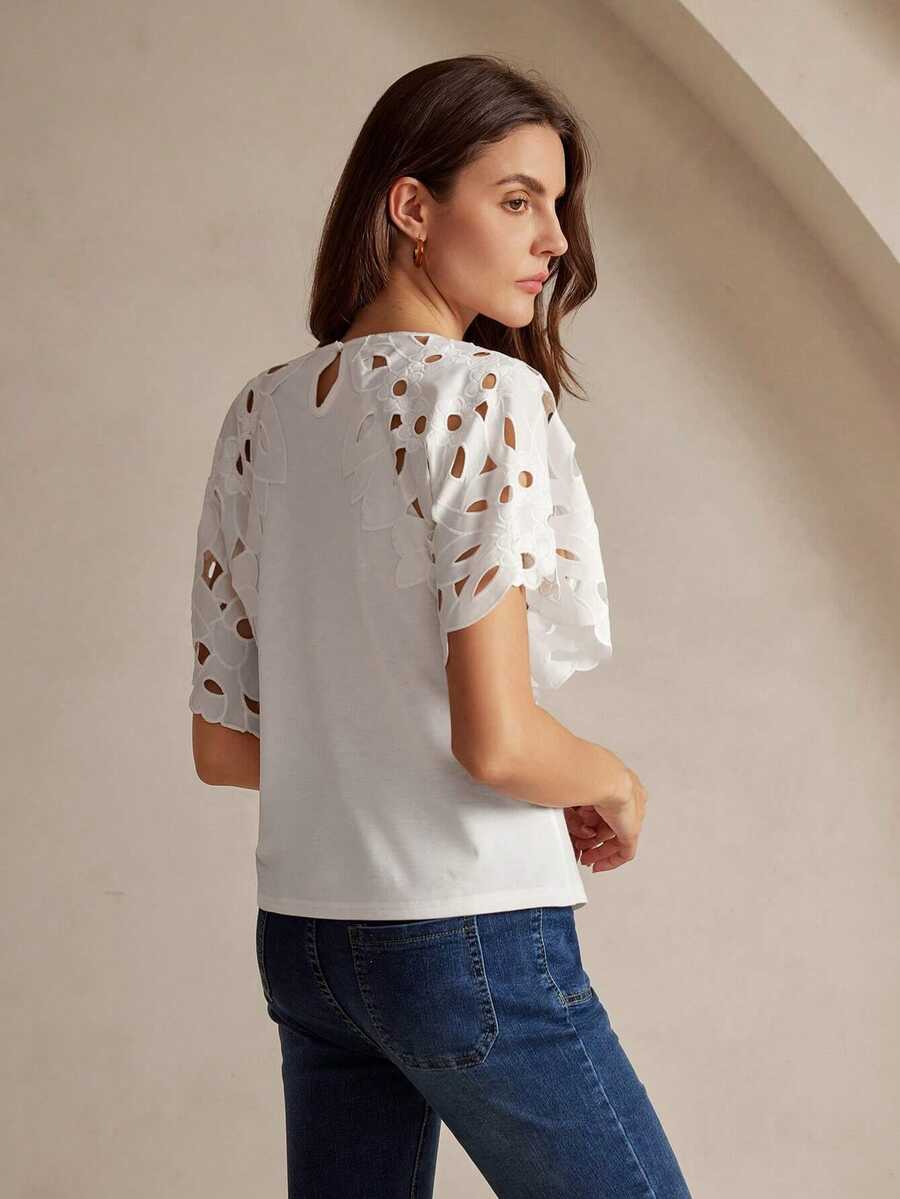 Blusa feminina de manga curta esvoaçante com recortes vazados e gola redonda