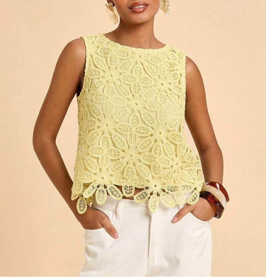 Blusa feminina elegante com bordados e detalhes em renda floral