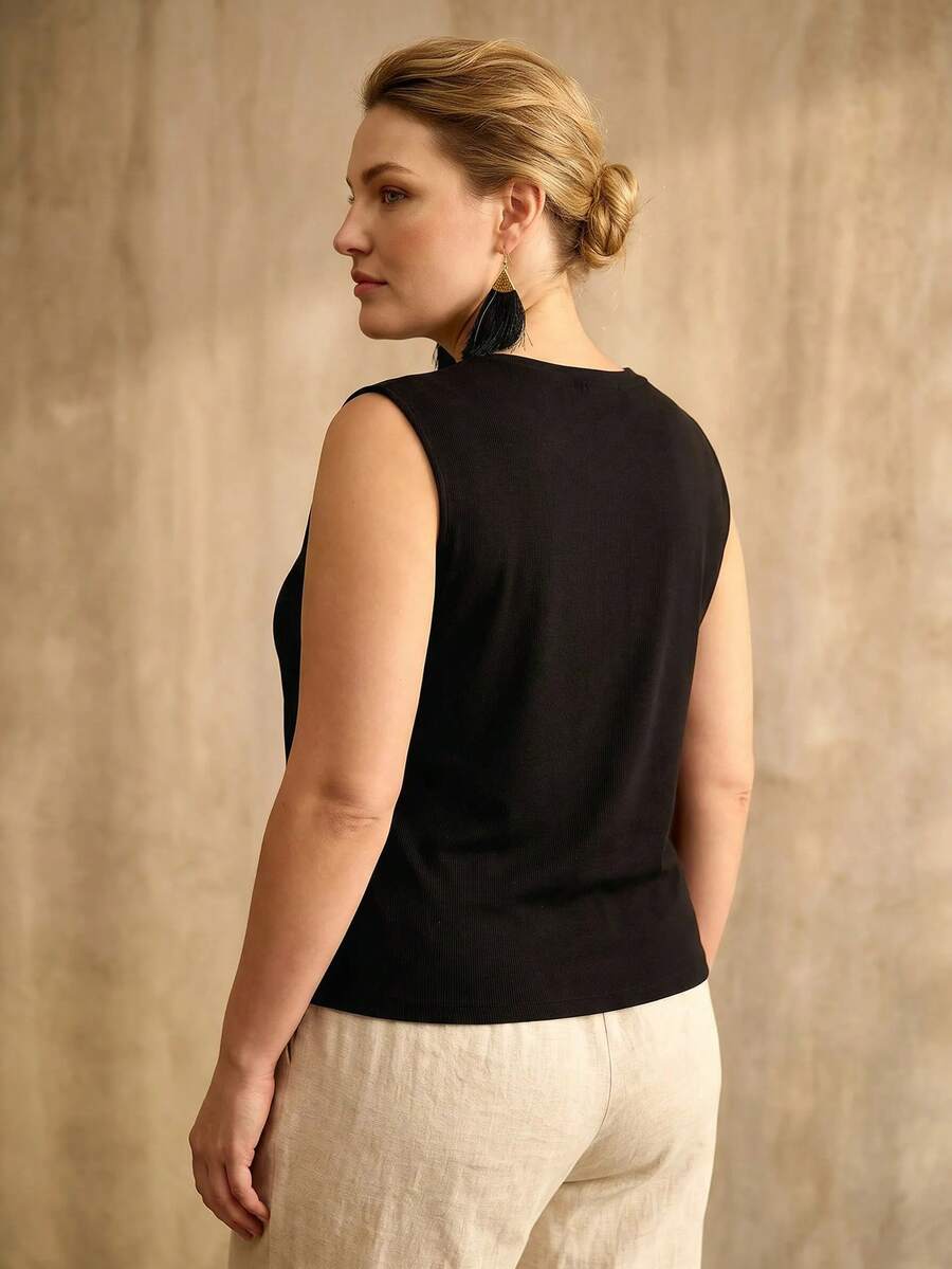 Blusa feminina elegante combinada com calça de cintura alta em produção sofisticada para o dia a dia plus size