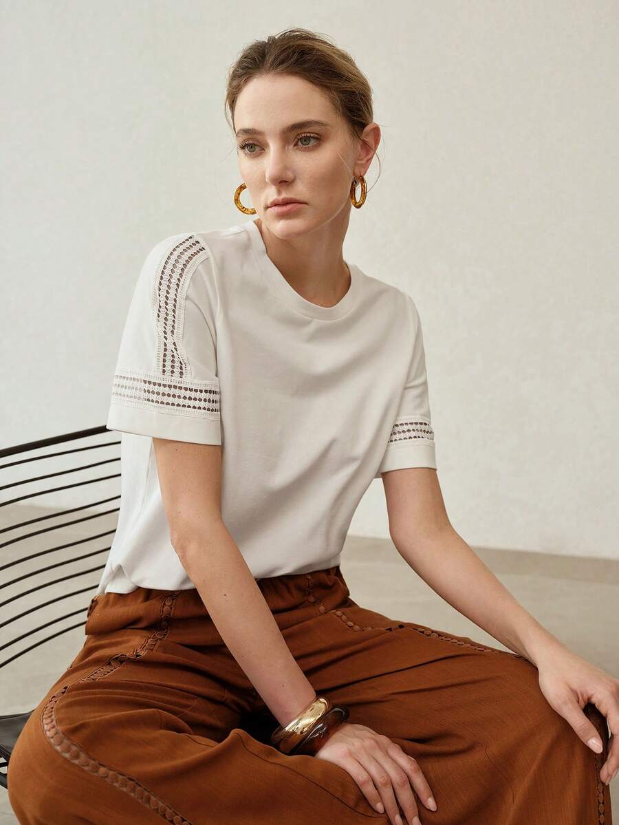 Blusa feminina offwhite em malha de algodão com gola redonda, manga curta e detalhes vazados decorativos - Boutique do Encanto