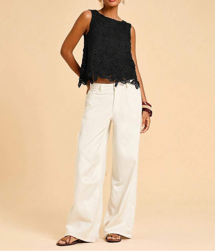 Blusa feminina preta casual com bordados florais e caimento regular