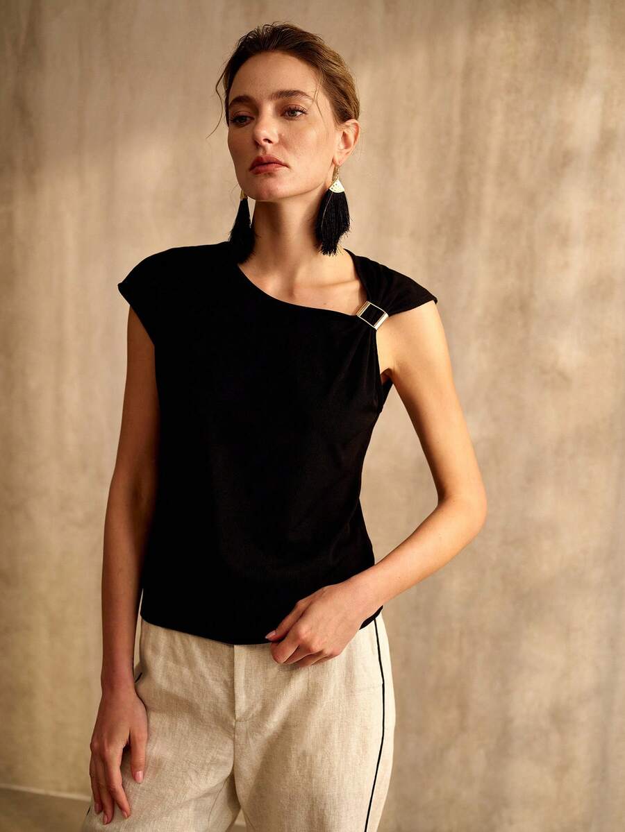 Blusa feminina preta com detalhe de fivela metálica no decote e acabamento elegante para looks casuais e sociais