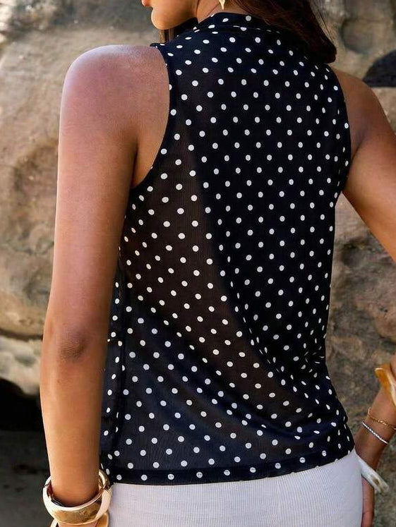 Blusa feminina preta de bolinhas com decote halter e laço