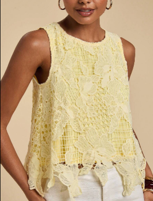 Blusa feminina sem mangas com apliques bordados e detalhes decorativos