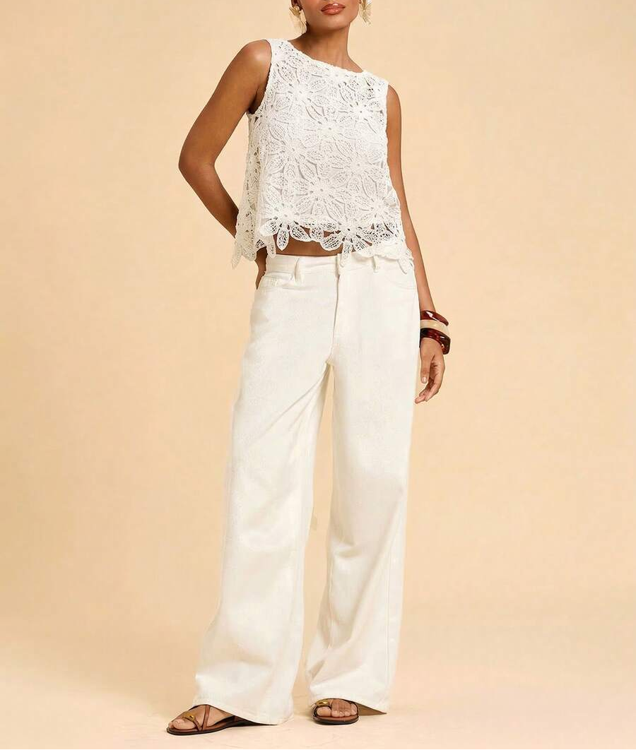 Blusa feminina sem mangas com apliques bordados e detalhes decorativos branca