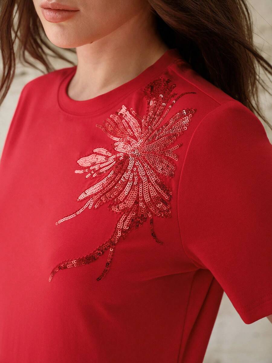 Blusa feminina vermelha em algodão com aplicação floral em paetês