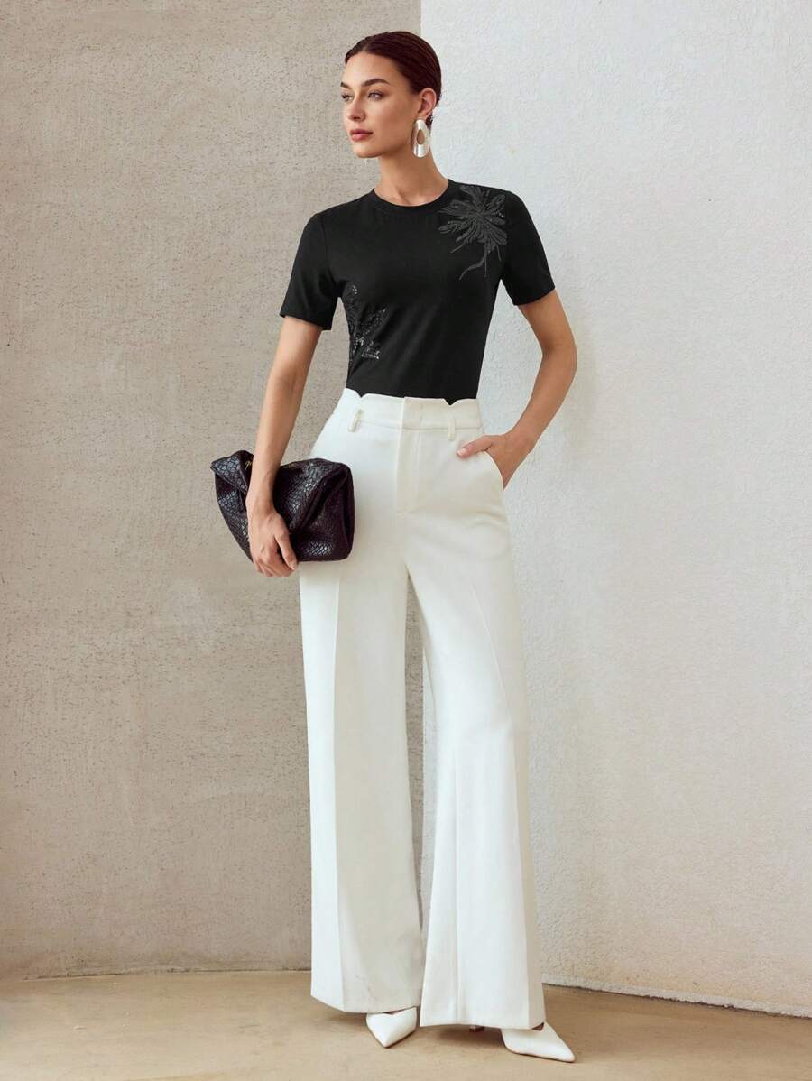 Blusa preta com aplicação floral em paetês GG ao 4XG Boutique do Encanto
