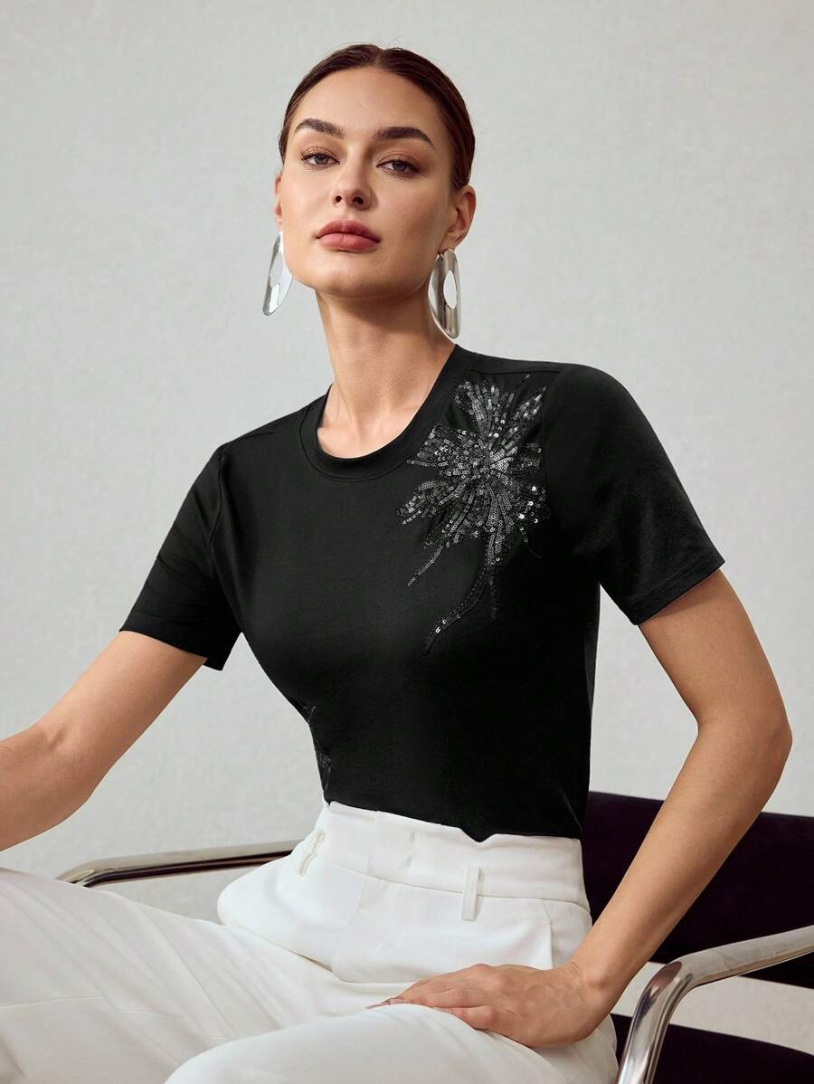 Blusa preta com aplicação floral em paetês GG ao 4XG Boutique do Encanto