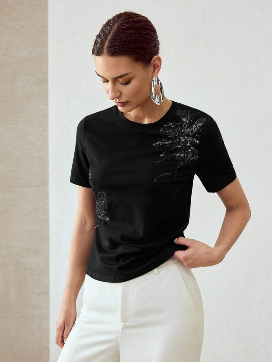 Blusa preta com aplicação floral em paetês GG ao 4XG Boutique do Encanto