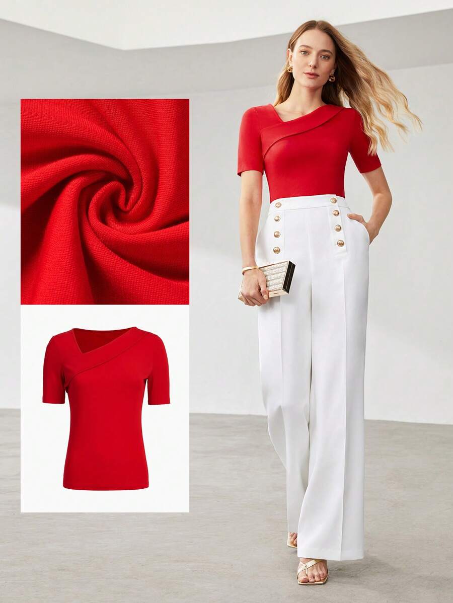 Blusa vermelha de manga curta com detalhe sobreposto no decote