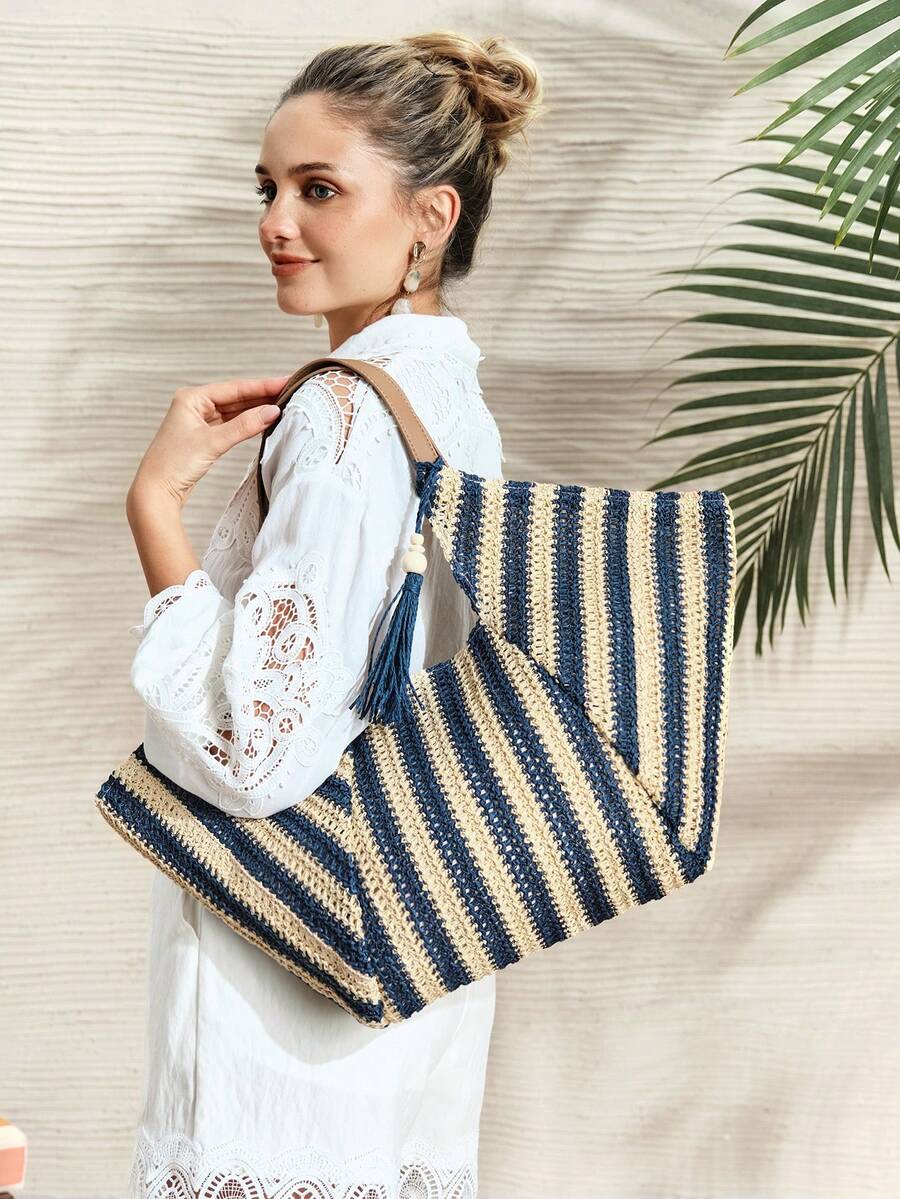 Bolsa feminina azul com alças duplas e trama texturizada