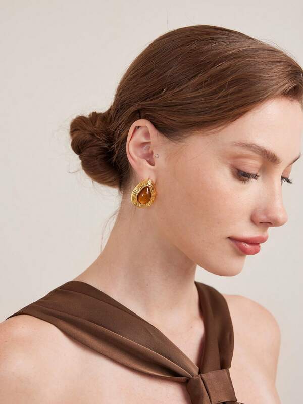 Brinco Feminino Aço Inox Banhado a Ouro 18K com Pedra Olho de Tigre – Design Geométrico Luxo