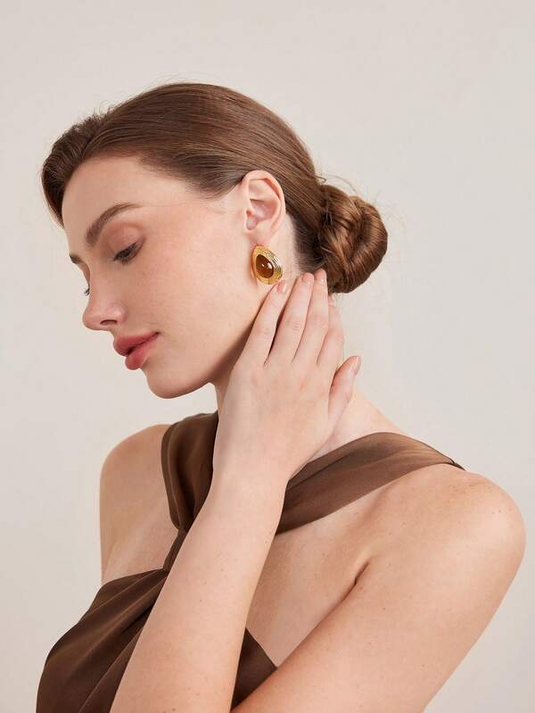 Brinco Feminino Aço Inox Banhado a Ouro 18K com Pedra Olho de Tigre – Design Geométrico Luxo