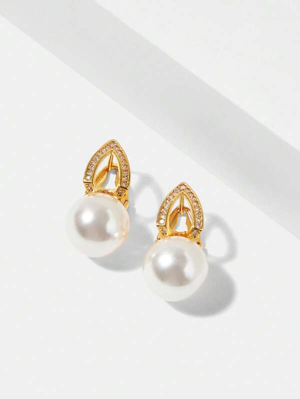 Brincos Femininos com Pérola Central Pendurada com Moldura Dupla Dourada Banho 18K - Soft Pearl Collection - Boutique do Encanto Brincos