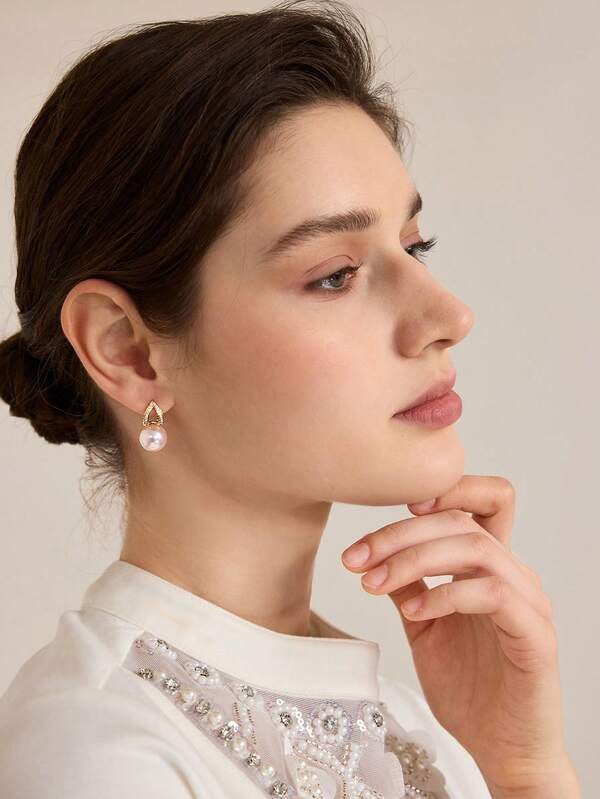 Brincos Femininos com Pérola Central Pendurada com Moldura Dupla Dourada Banho 18K - Soft Pearl Collection - Boutique do Encanto Brincos