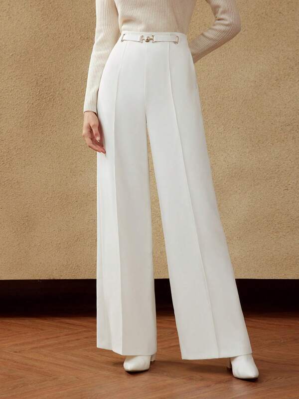 Calça Social Feminia Perna Larga com Pregas e Detalhe Metálico - Alfaiataria Premium - Cores Básicas Preto e Branco - Boutique do Encanto Calças