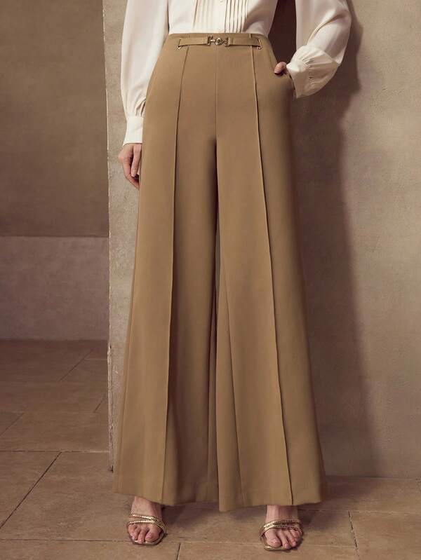 Calça Social Feminina Perna Larga com Pregas e Detalhe Metálico - Alfaiataria Premium - Cores Caqui e Offwhite - Boutique do Encanto Calças