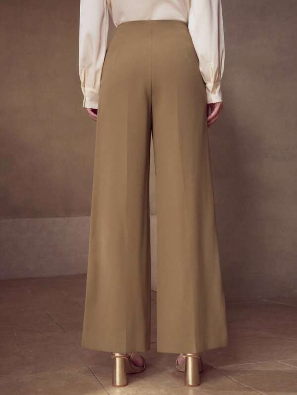 Calça Social Feminina Perna Larga com Pregas e Detalhe Metálico - Alfaiataria Premium - Cores Caqui e Offwhite - Boutique do Encanto Calças