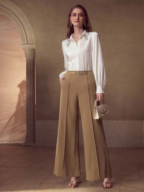 Calça Social Feminina Perna Larga com Pregas e Detalhe Metálico - Alfaiataria Premium - Cores Caqui e Offwhite - Boutique do Encanto Calças