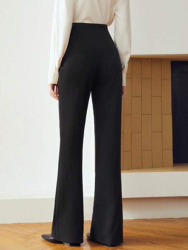 Calça de Alfaiataria Feminina Flared Cor Preto - Cintura Natural com detalhe de Botão - Outono Elegante - Boutique do Encanto Calças