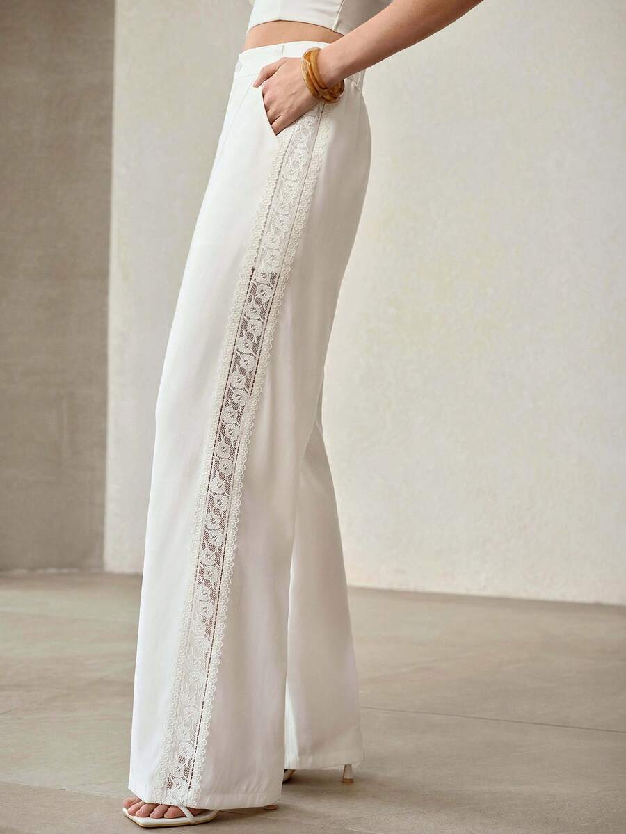 Calça feminina elegante Off White com detalhe em renda