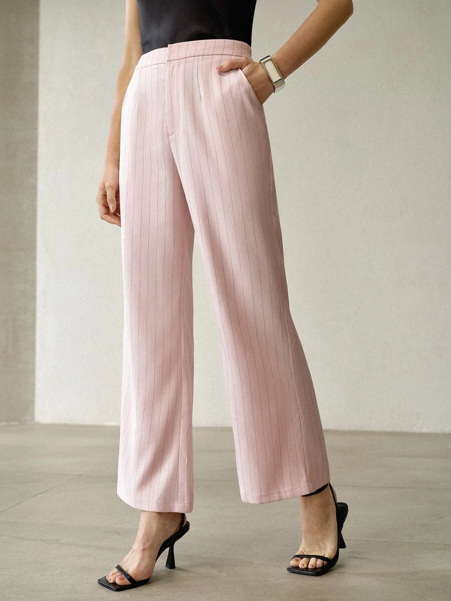 Calça feminina elegante combinada com blusa coordenada