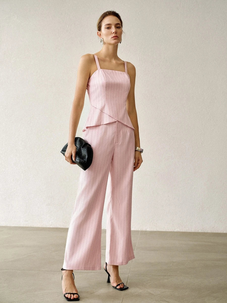 Calça pantalona feminina com tecido texturizado e caimento elegante