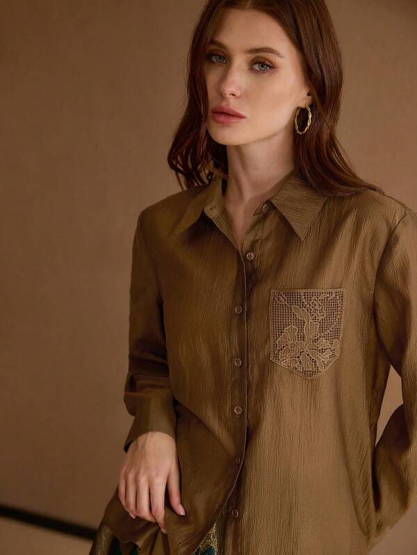 Camisa Feminina Cor Castanho - Cor Castanho - Manga Longa - Shape Fluido com Bolso Bordado - Boutique do Encanto