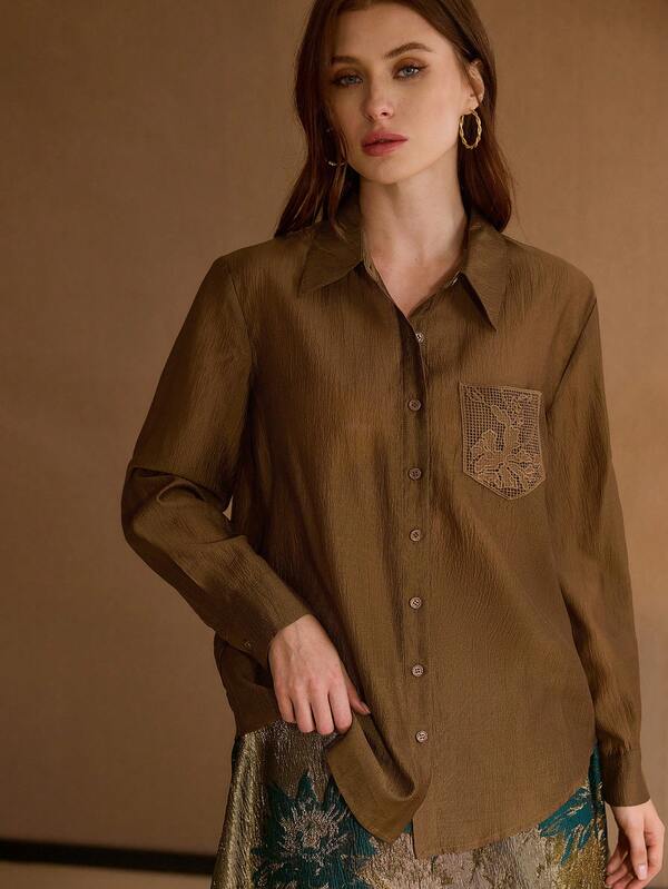 Camisa Feminina Cor Castanho - Cor Castanho - Manga Longa - Shape Fluido com Bolso Bordado - Boutique do Encanto