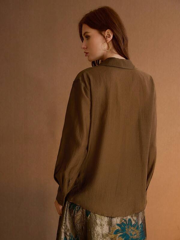 Camisa Feminina Cor Castanho - Cor Castanho - Manga Longa - Shape Fluido com Bolso Bordado - Boutique do Encanto