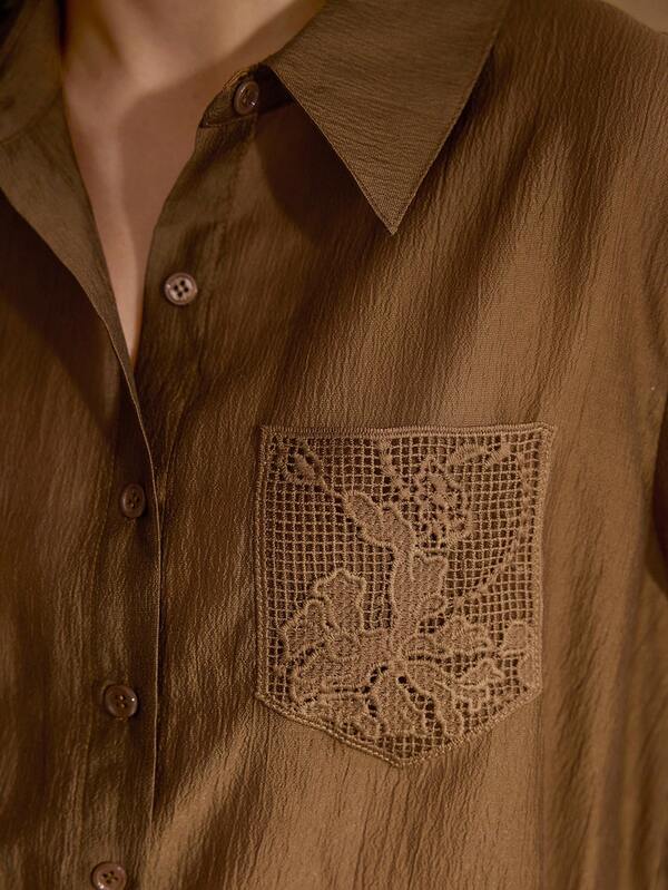 Camisa Feminina Cor Castanho - Cor Castanho - Manga Longa - Shape Fluido com Bolso Bordado - Boutique do Encanto