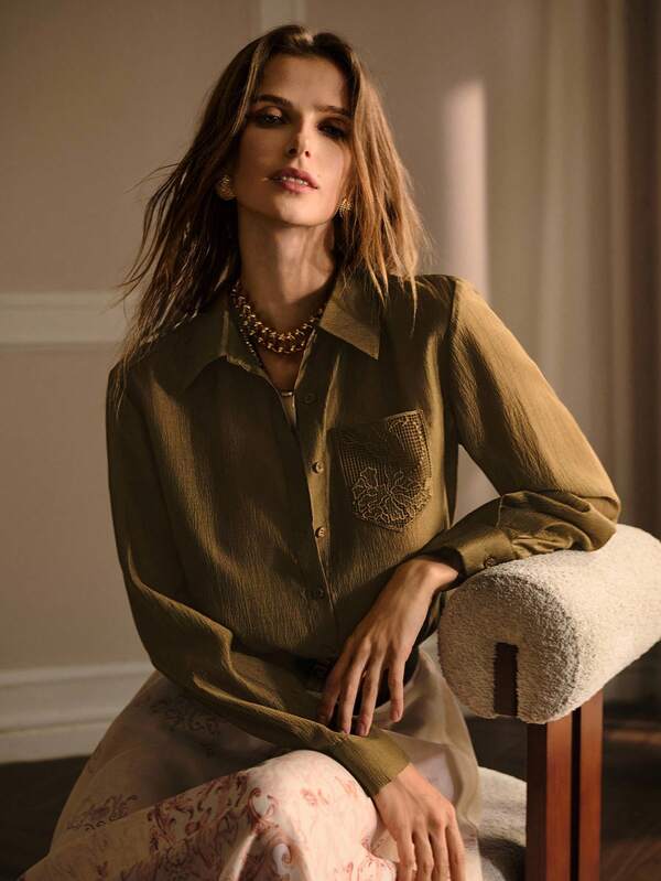 Camisa Feminina Shape Fluido - Cor Verde Militar com Bolso Bordado - Manga Longa – Boutique do Encanto