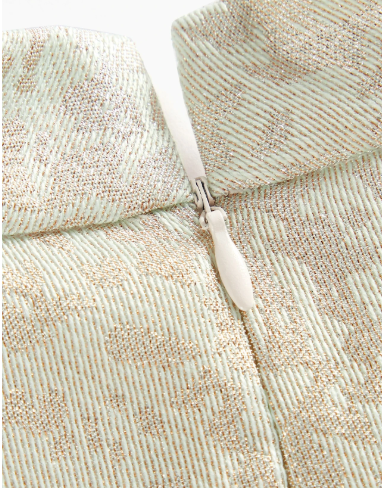 Close do zíper posterior e textura do tecido jacquard do vestido feminino