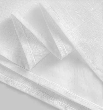 Composição de detalhes do vestido mostrando estampa floral, acabamento frontal e textura do tecido.