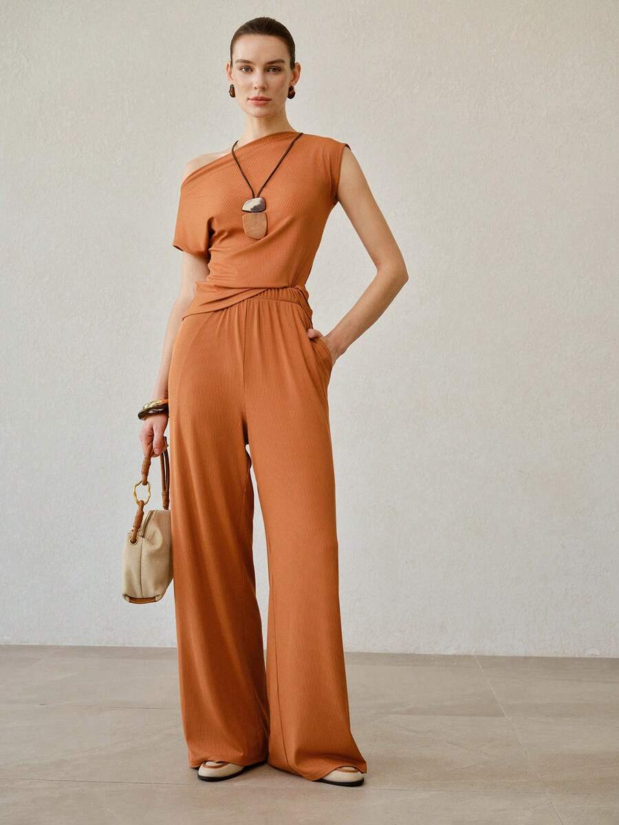 Conjunto Boutique do Encanto com blusa manga curta e calça pantalona.