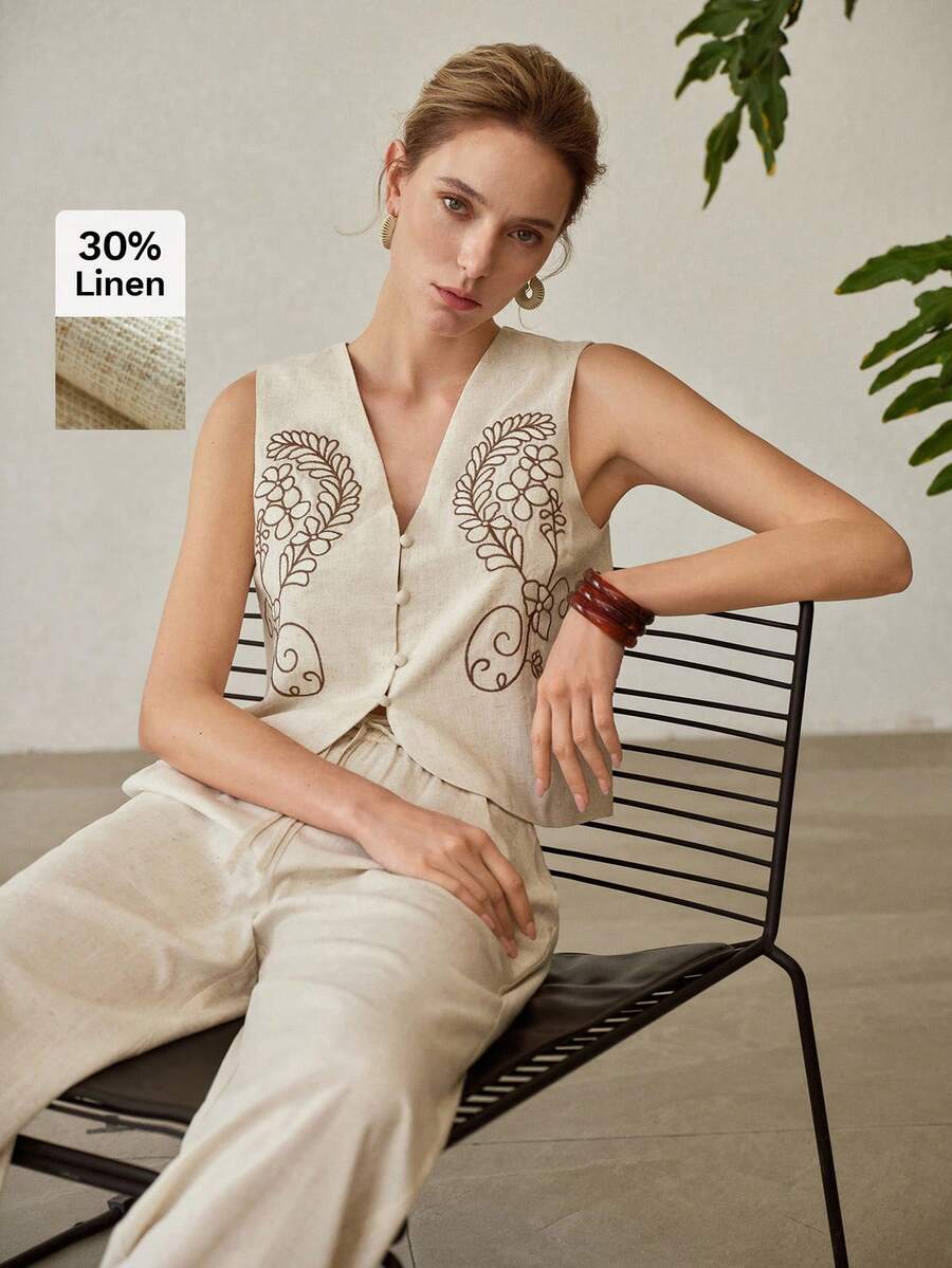 Conjunto feminino bege com 30% linho e blusa bordada
