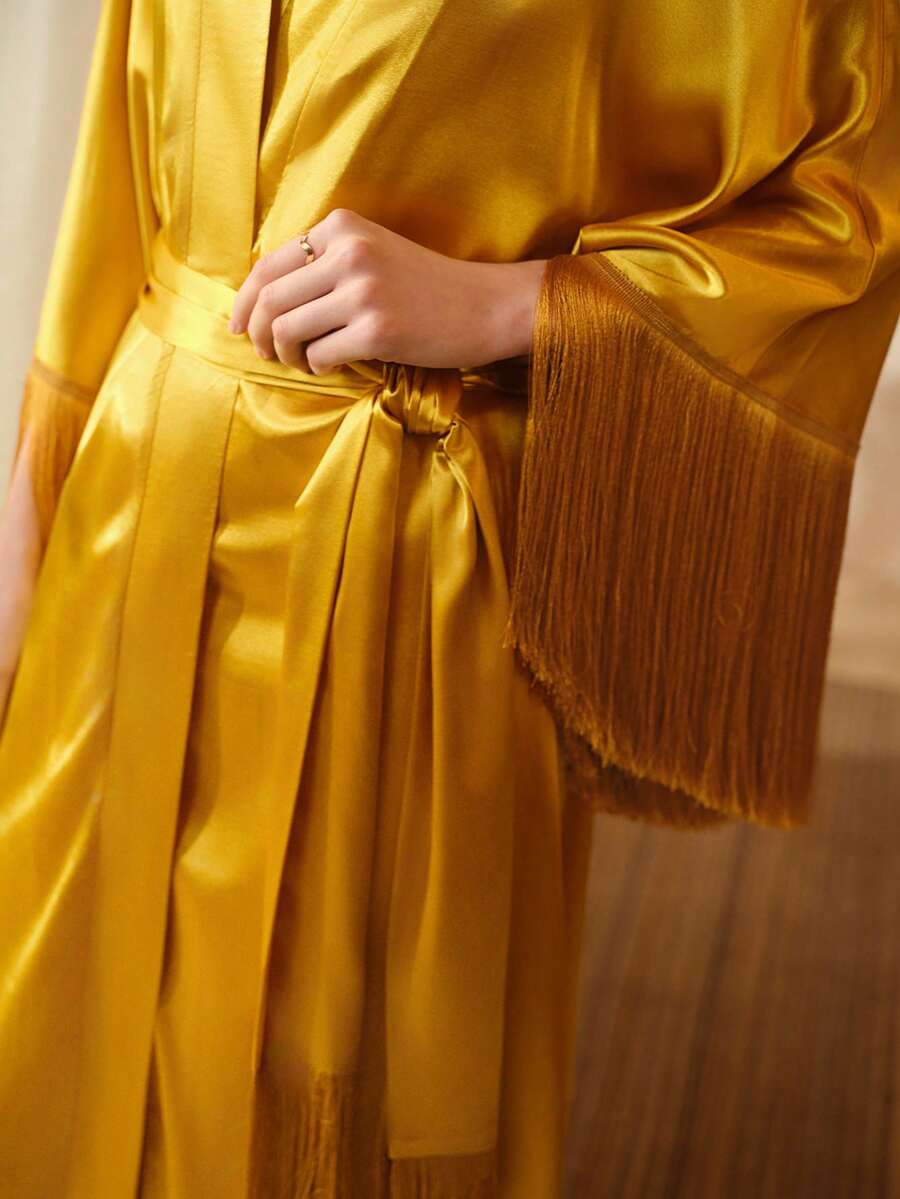 Conjunto feminino premium em cetim dourado com robe de franjas