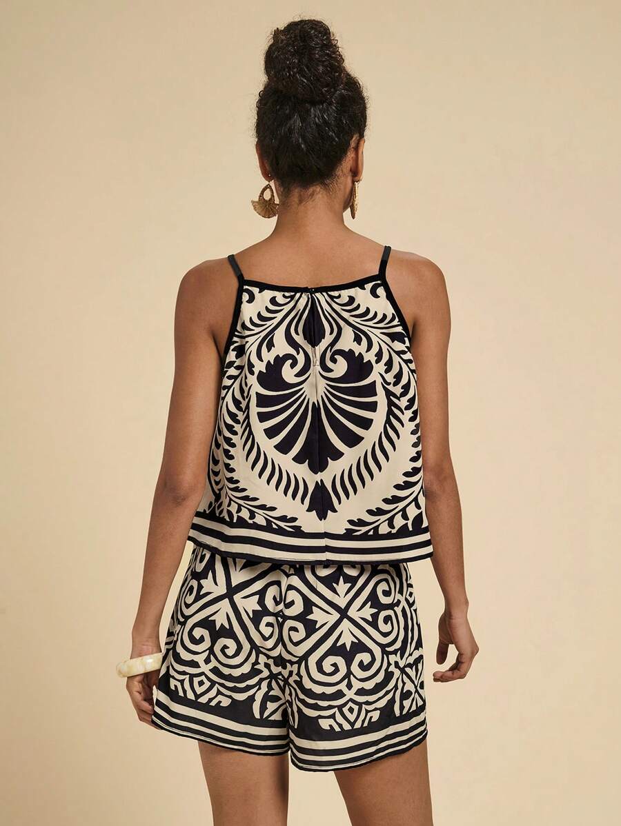 Conjunto feminino preto com estampa ornamental e shorts