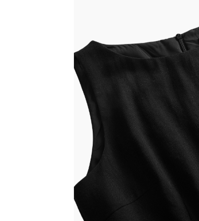 Decote e cava: Detalhe do decote redondo e acabamento da cava do vestido mini feminino preto com linho