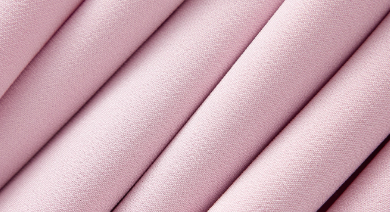 Detalhe aproximado do tecido Rosa Chá mostrando textura uniforme e acabamento suave da peça.