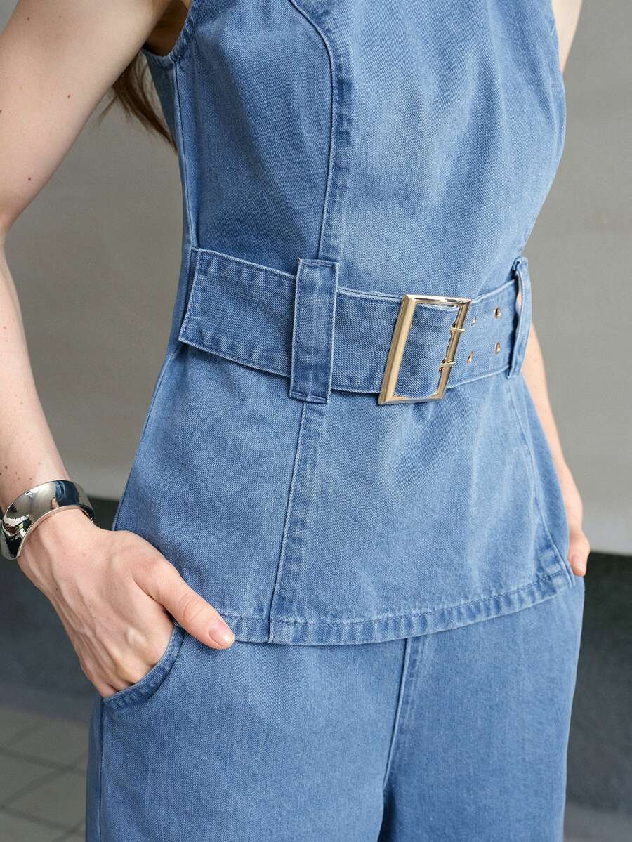 Detalhe da cintura com fivela metálica do conjunto jeans feminino