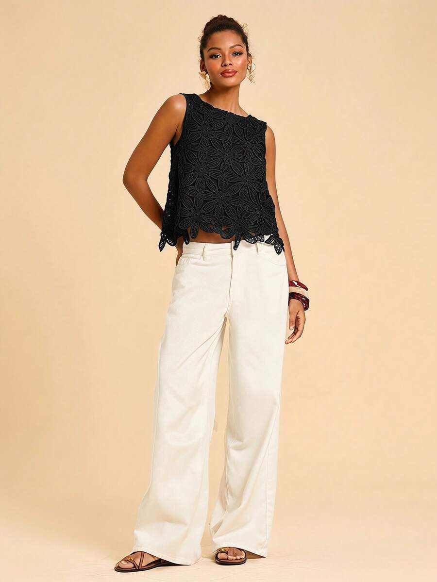 Detalhe da renda floral guipir da blusa feminina preta