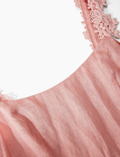 Detalhe das alças com aplicação floral do vestido rosa de linho