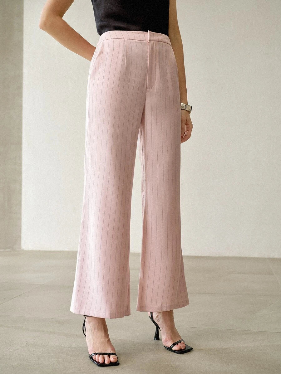 Detalhe do fechamento frontal por zíper da calça pantalona