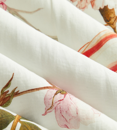 Detalhe do tecido Off White em viscose com linho e estampa floral botânica em tons suaves.