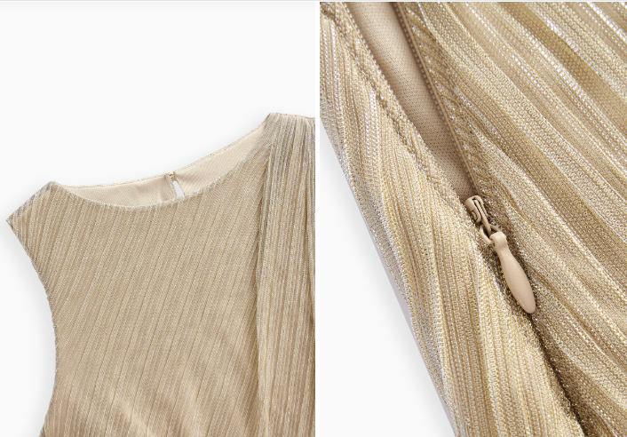 Detalhe do vestido Dourado Areia com textura metalizada, acabamento do decote e zíper discreto.