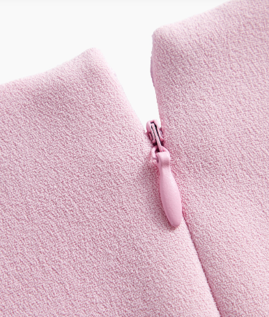 Detalhe do zíper discreto e textura do tecido do vestido Rosa Nevoa