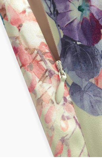 Detalhe do zíper discreto no mesmo tom do vestido feminino